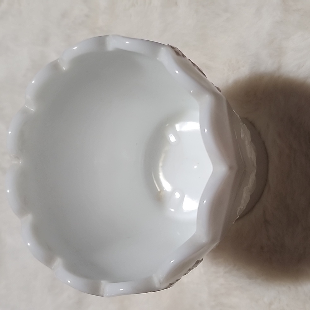 Vintage Westmoreland Paneled Grapevine White Milk Glass Decorative Vase. - Picture 4 of 5